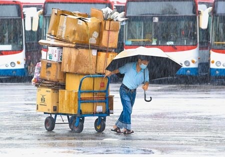 中度颱風「璨樹」持續往北遠離，中央氣象局昨晚已解除陸上颱風警報。圖／中時資料照