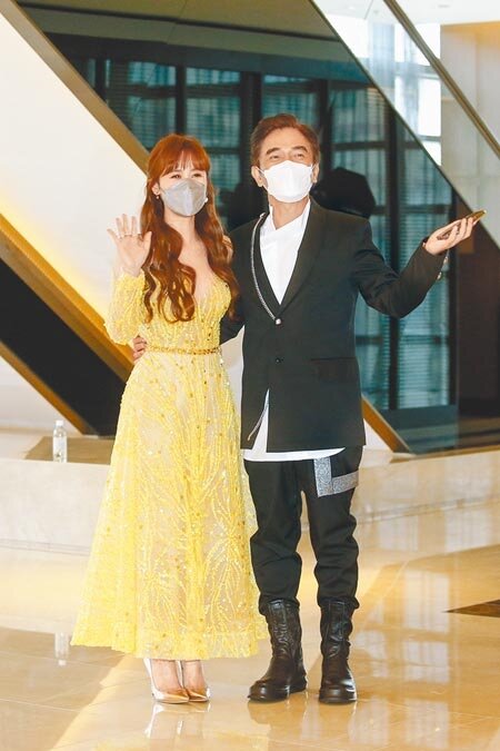 藝人吳宗憲二女兒Vivian與朱立倫的外甥蔣豐蔚12日舉辦婚禮,喜事不受颱風影響,吳宗憲(右)與吳姍儒(左)到媒體區向大家致意。圖/記者鄧博仁攝影