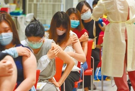 美國加州大學一項最新研究發現,青少年接種2劑BNT後,因心肌炎副作用而住院的風險,比感染新冠肺炎住院的風險還高。圖/中時資料照