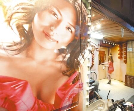 圖為正走近阿公店內的小姐與門口煽情的海報。圖/中時資料照片