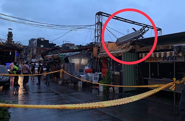 颱風過後造成招牌歪斜受損,宜蘭蘇澳鎮一家肉丸店老闆為了修理招牌不慎墜落,頭部重創當場死亡,警方拉起封鎖線。圖/讀者提供