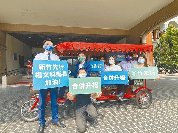 民進黨、綠黨多名縣市議員前往新竹縣政府送花,鼓勵縣長楊文科堅持下去。圖/記者莊旻靜攝影