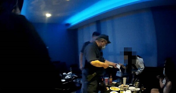 警方查獲酒吧業者掛羊頭賣狗肉,由客人自帶小姐進場陪酒,誆稱朋友,規避刑責。(讀者提供/程炳璋台南傳真)