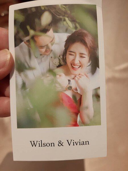 Vivian(左)和老公Wilson的婚禮小卡。記者林怡秀/攝影