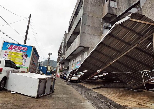 蘭嶼衛生所臨時搭建的檢疫站鐵皮，被強風吹垮。（小馬提供）