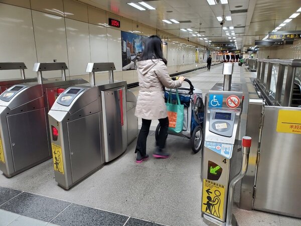 台北捷運自9月15日起，將擴大開放大型寵物車進出捷運系統。圖／北捷提供