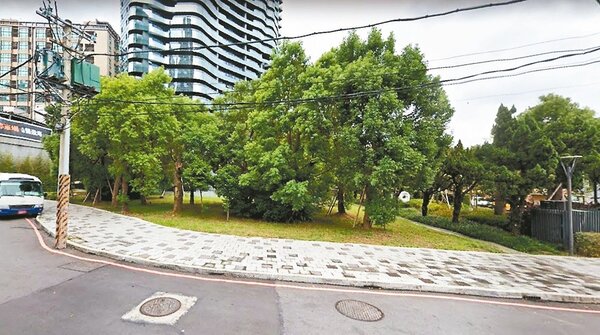 位於捷運紅樹林站斜對面八勢一街與中正東路口的公有地,衛生局有望和馬偕醫院合作在當地推動長照中心。圖/新北市衛生局提供