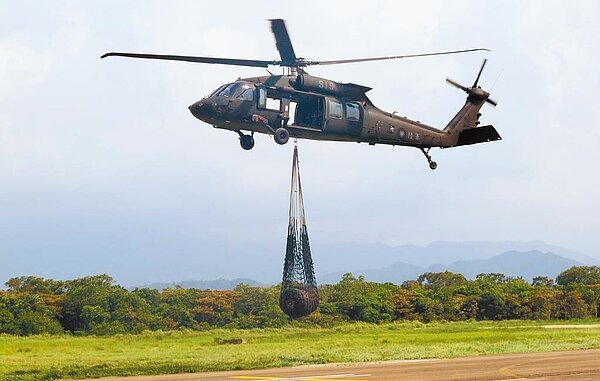 漢光演習13日起登場,除演訓外還兼顧救災、防疫,圖為黑鷹直升機模擬物資吊掛,可即時支援前線。(軍聞社)