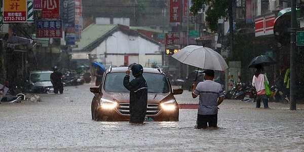 近來淹水天災頻繁，產險業者建議投保住宅火險。圖／中時資料照
