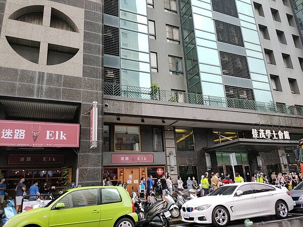 台中市北區進化北路的住宅大樓,12日下午傳出火警,警、消緊急疏散住戶,幸未釀人員傷亡,疑為延長線電線走火釀禍。圖/記者黃寅攝影