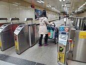 大毛孩「放封」！北捷15日起開放大型寵物車搭乘　這些站除外