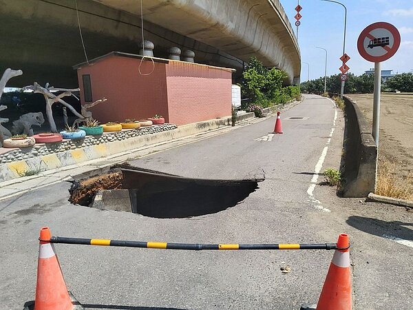 桃園市大園區圳頭軍史公園入口處道路,突然崩塌出現「天坑」大洞,危及台61高架道橋墩安全。圖/卓榮騰提供
