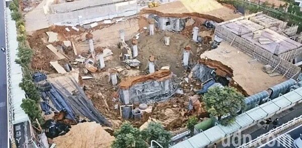 針對桃園市平鎮區文化公園地下停車場工程去年發生大崩塌,市政府交通局出面提6點反駁。圖/聯合報系資料照