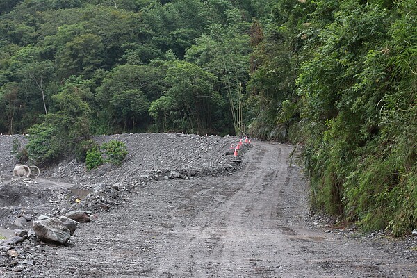 高雄明霸克露簡易便道昨天下午4時許，發生三波土石流，導致涵管便道120公尺遭掩埋。記者陳弘逸／攝影 