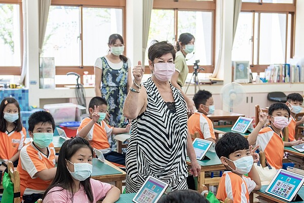 青埔國小聘用外籍教師與英語專長中師協同教學,提供沉浸式全英語學習環境。圖/桃園市政府提供