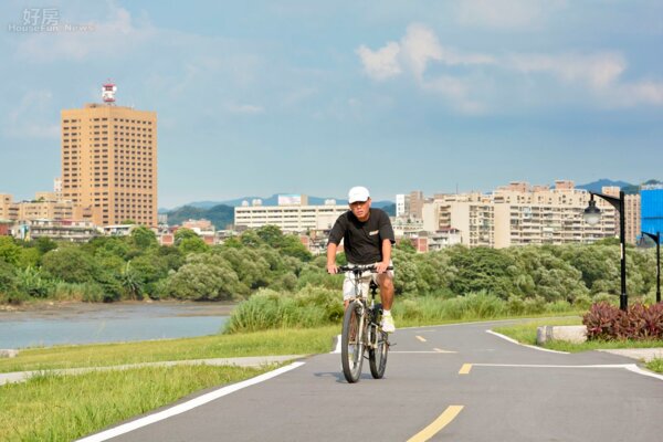 河岸宅,河堤,河濱公園,騎腳踏車,騎單車,自行車步道。(好房News記者 陳韋帆/攝影)