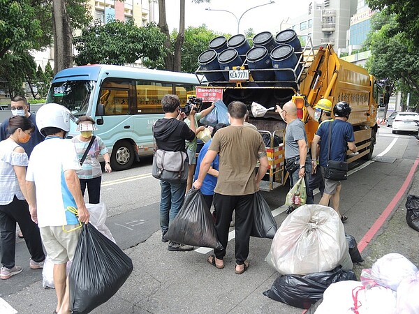 桃園市最近有多處垃圾車「遲到」，里民只能吹風苦等，大喊吃不消。圖／桃園市環保局提供