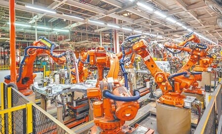 疫情嚴峻導致晶片缺料,衝擊車市供給。圖為組車廠內汽車產線。(本報資料照片)