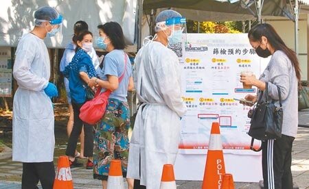 新北幼兒園群聚感染案延燒,13日三重院區篩檢站湧入人潮,在醫護人員引導下線上登記等候採樣。圖/記者陳君瑋攝影