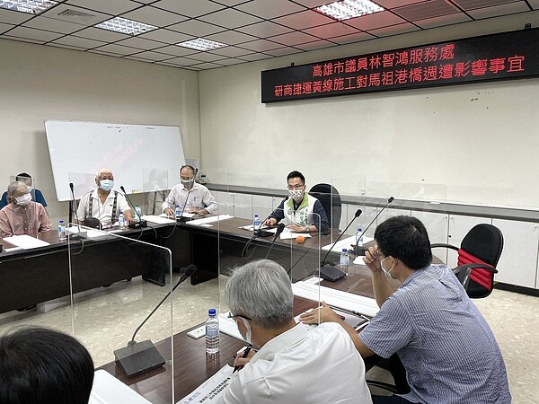 高雄五甲媽祖港橋攤商擔心高捷黃線施工會影響生計,在高雄市議員林智鴻陪同下與高雄市政府協商討論。圖/高雄市議員林智鴻提供