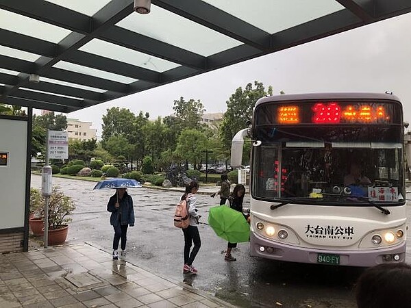 根據台南市交通局統計，大台南公車運量較開學前一週成長3成。圖／台南市交通局提供