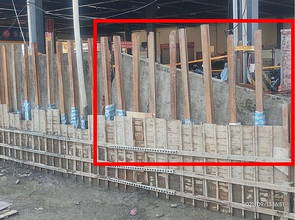 萬大第一果菜批發市場工程的圍牆因大雨沖刷掏空地基導致約5公尺的圍牆傾倒。圖/北市工務局提供