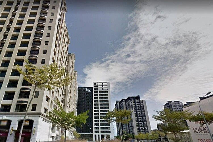 高雄鳳山的華鳳特區新建案頗多,不少案子單坪均價1字頭可入手,吸引預算不多的首購族青睞。圖/google map