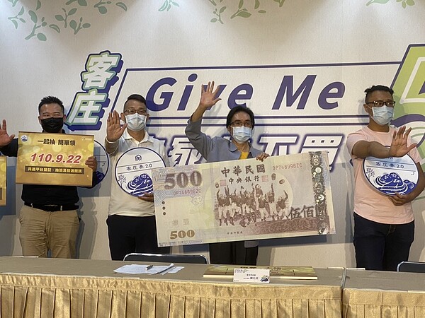 客委會加碼發行的「客庄券2.0」今打頭陣召開記者會,今年客庄券發行份數比去年多,總共提供40萬份數位客庄劵,每份面額500元。記者葉冠妤/攝影