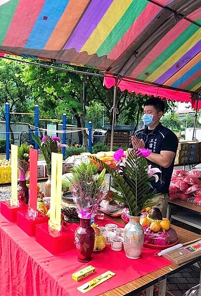 王雷凱里長虔誠祈福。圖/取自「王雷凱」臉書