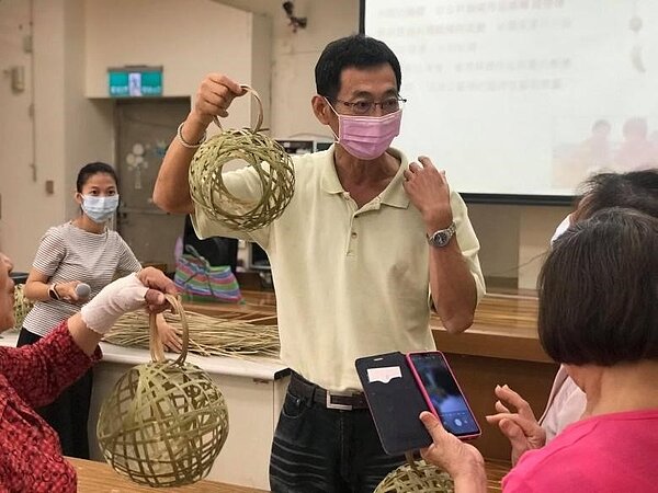 信義區景勤里竹編課程。圖/取自「王雷凱」臉書