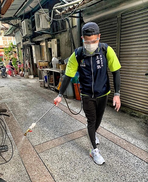 王雷凱里長消毒全景勤里作業。圖/取自「王雷凱」臉書