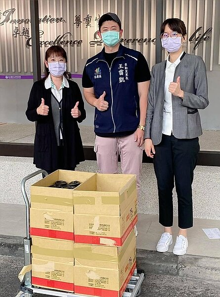 王雷凱里長捐贈物資給第一線醫護人員。圖/取自「王雷凱」臉書