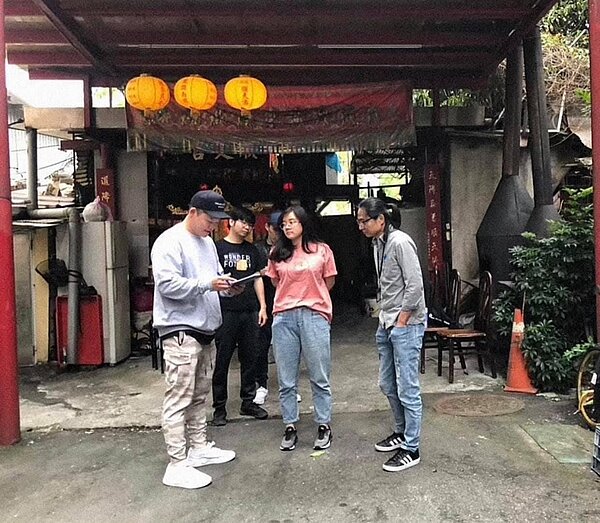 信義區景勤里側溝工程討論。圖/取自「王雷凱」臉書