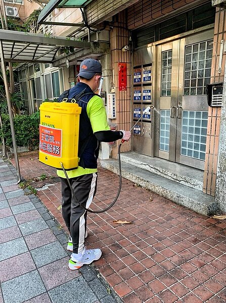 王雷凱里長仔細地消毒。圖/取自「王雷凱」臉書