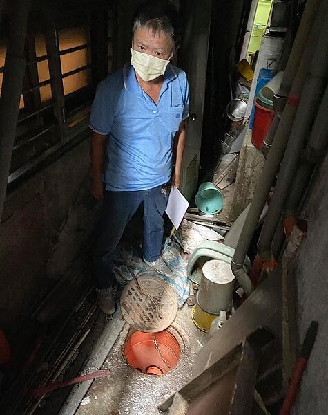 信義區景勤里改善汙水清潔孔。圖/取自「王雷凱」臉書