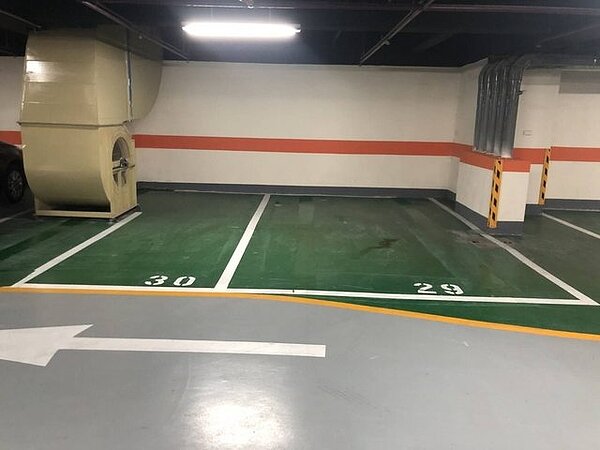 網友驚見鄰居車位被擺上超大排風機,空間被砍半。圖/PTT
