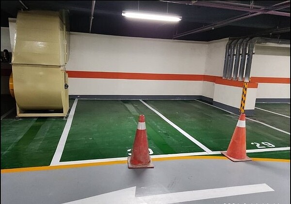 建商針對停車位做出緊急處理,重新劃線。圖/PTT