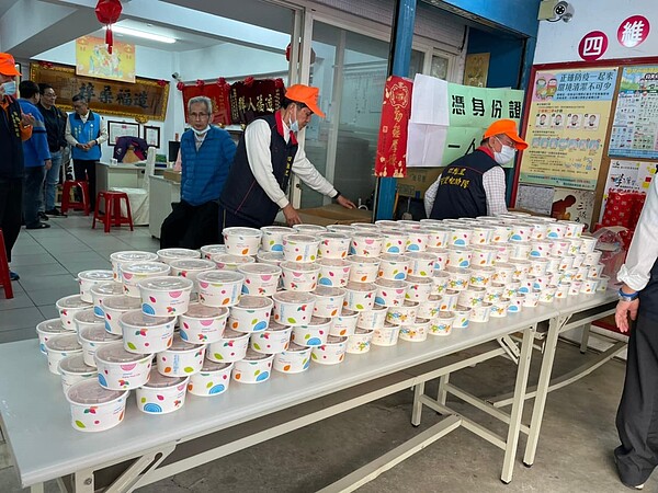 元宵節活動發放湯圓。圖/取自四維里辧事處臉書