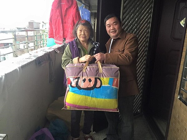 劉里長對待弱勢族群就像是家人一樣。圖/取自四維里辧事處臉書