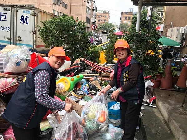 志工們幫忙整理雜物。圖/取自取自四維里辧事處臉書