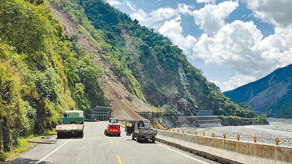 高雄市桃源台20線南橫公路100.5公里處梅蘭明隧道東端邊坡持續落石掉落,導致隧道口被掩埋,拉芙蘭等3里里民受困無法進出。(警方提供/林雅惠高雄傳真)