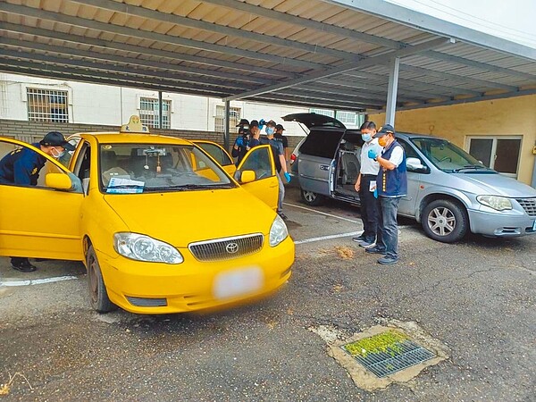 雲林縣西螺派出所13日發現某停車場內有輛可疑計程車，並在後車廂發現一具女屍，經查為失蹤逾50天的58歲蘇姓女子。（警方提供）