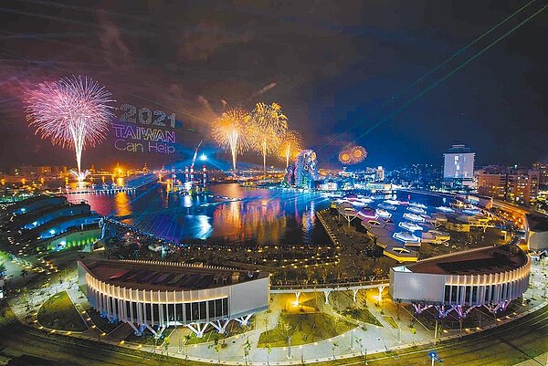 「跨百光年」在高雄亞洲新灣區施放,令人耳目一新。如今各界更期待國慶煙火,會帶來什麼樣的火花。(高市府提供/柯宗緯高雄傳真)