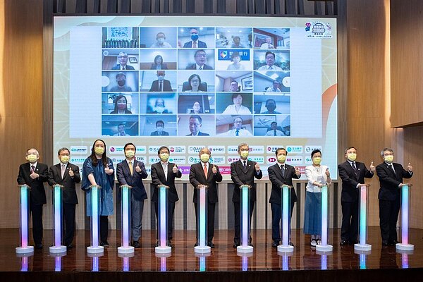 行政院長蘇貞昌(中)昨天率一席官員出席「金融業協助推動數位振興五倍券啟動大會」,會中宣布40家金融機構提供加碼五倍券預算超過33億元。 圖/金管會提供