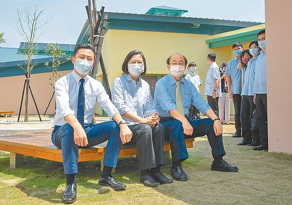 蔡英文總統(中)在新竹市長林智堅(左)與民進黨立院黨團總召柯建銘(右)的陪同下,視察「新竹市華德福實驗學校幼兒園」。圖/總統府提供