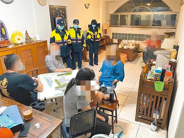 2021年6月全國疫情三級警戒時,基隆市信義區東明路段某民宅有多人群聚打麻將遭開罰。(翻攝照片/陳彩玲基隆傳真)