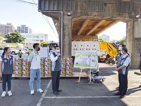 桃園市長鄭文燦赴平鎮清潔隊部，宣布要幫隊員們蓋新家。圖／桃園市環保局提供