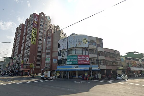 原PO表示自己在2年前買下近鳳山國中的預售屋。圖/Google Map