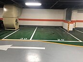 交屋後發現車位「砍一半」！網驚呼：怎麼擺這個...