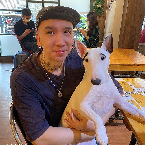 房東抓準租客急於搶好物件的弱點,表示先付押金,優先安排看房,作家H不疑有他,立馬匯款。圖/取自作家H臉書